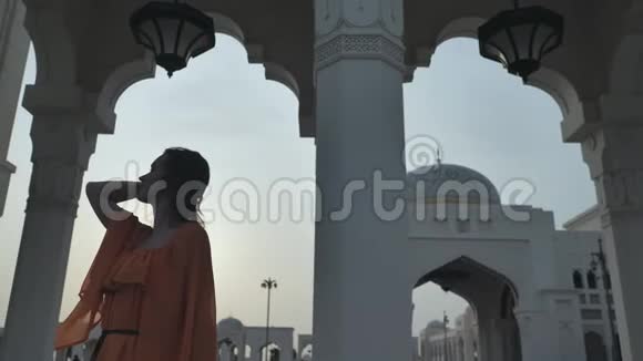 在穆斯林宫殿背景下摆姿势的女孩视频的预览图