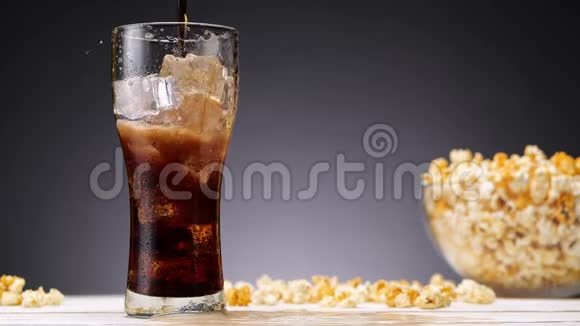 杯子和爆米花里的可乐视频的预览图