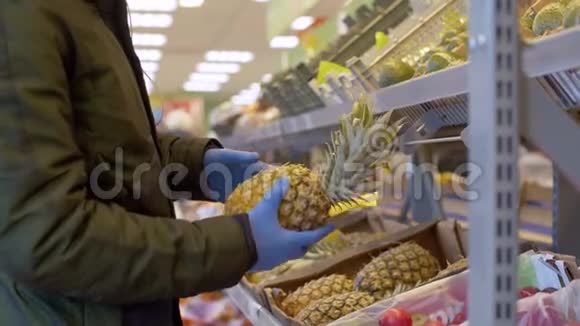 在超市里选菠萝的男人视频的预览图