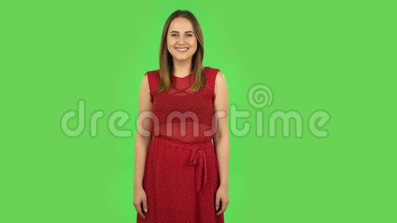 穿着红色裙子的温柔女孩很高兴绿色屏幕视频的预览图