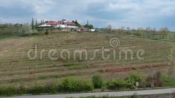 罗马尼亚普洛埃斯蒂附近的维恩耕地空中镜头视频的预览图