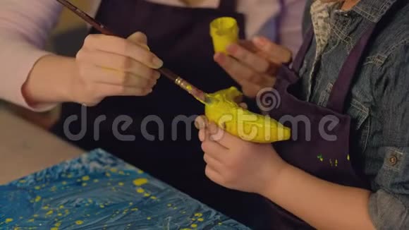 儿童绘画班女艺术家教学班视频的预览图