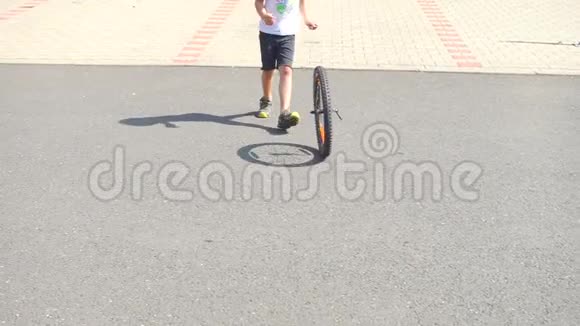 男孩从自行车上滚轮子视频的预览图