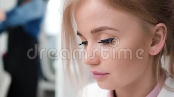闭脸女孩与完美的皮肤和蓝眼睛创造发型4K红色相机拍摄视频的预览图