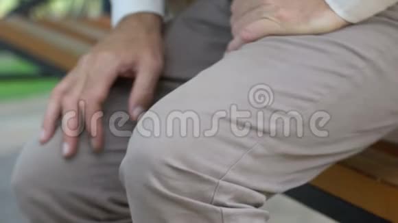 退休男子几乎不从长凳上站起来关节疼痛膝盖有问题视频的预览图