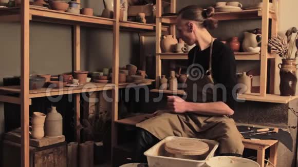 陶艺天才男艺术家准备粘土视频的预览图