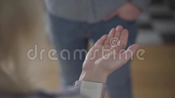 女性白种人的特写手拿着无法辨认的丈夫的结婚戒指和紧握的拳头离婚概念视频的预览图