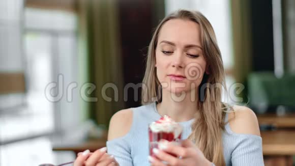 不高兴节食的女人拒绝甜点的特写照片拍摄红鸦4k影院视频的预览图