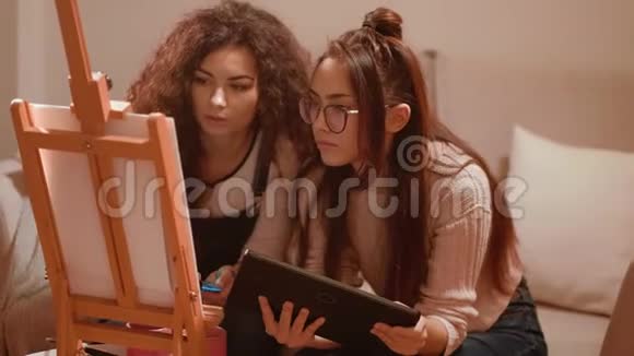 网上美术课女子平板电脑学习绘画视频的预览图