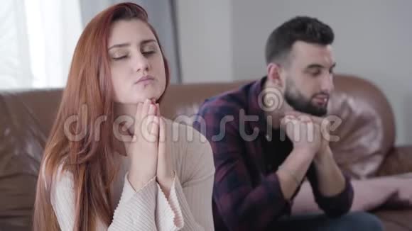 红发迷人的白种人女人和她的丈夫或男朋友在后台坐着思考的肖像青年视频的预览图