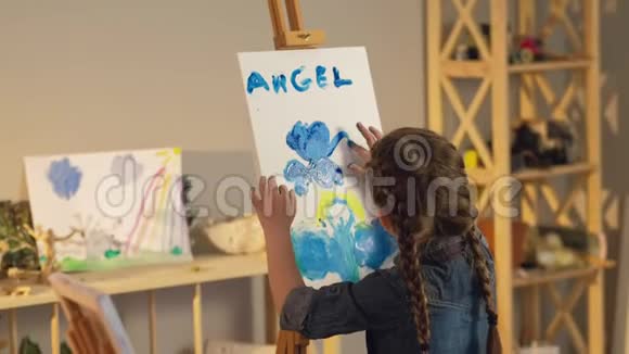 孩子艺术灵感女孩绘画艺术手指视频的预览图