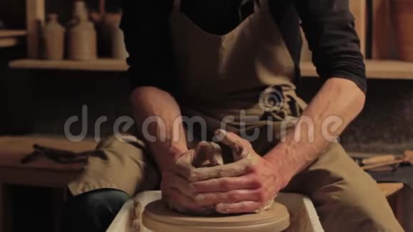 陶艺人手塑陶土轮视频的预览图