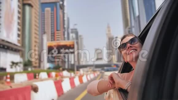 快乐女孩从车窗欣赏迪拜的景色视频的预览图