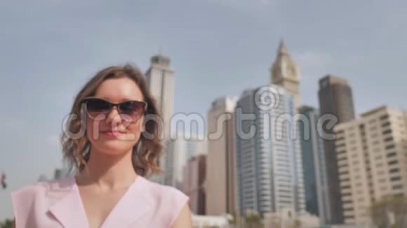 在迪拜摩天大楼里买公寓的概念那个女孩手里拿着新公寓的钥匙视频的预览图