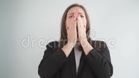 女商人开始在工作时咳嗽视频的预览图