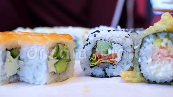 寿司套装和木筷视频的预览图