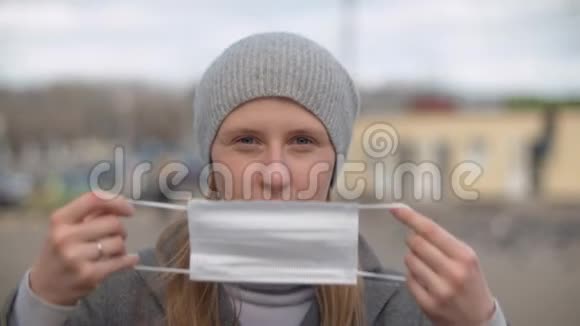 英俊的女人戴上保护面具视频的预览图