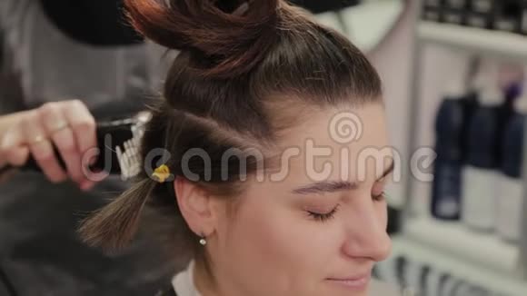 专业的理发师女士用剪发器剪发给客户视频的预览图