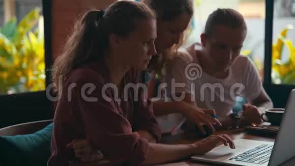 年轻同事在笔记本电脑上工作和讨论业务视频的预览图