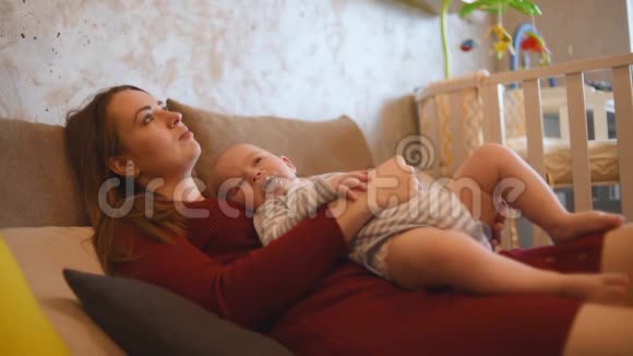 小孩睡在妈妈身上妈妈抚摸宝宝视频的预览图