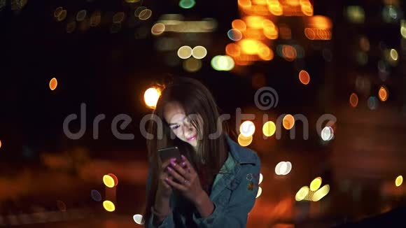 城市风景背景下的少女手持电话聊天视频的预览图
