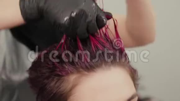 专业的理发师女士在染色后给客户做头发造型视频的预览图