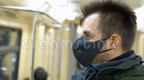 地铁车上戴防护面罩的人视频的预览图