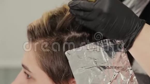 专业理发师女洗染发女孩视频的预览图