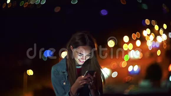 城市风景背景下的少女手持电话聊天视频的预览图
