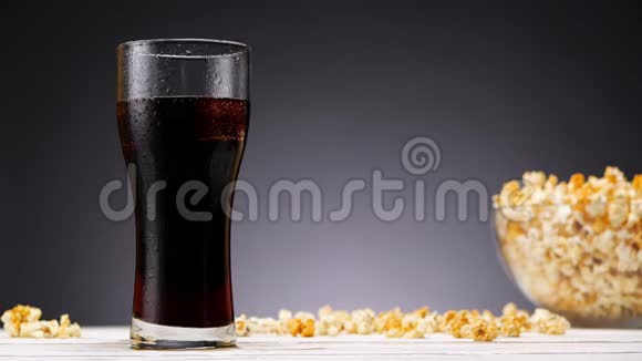 杯子和爆米花里的可乐视频的预览图