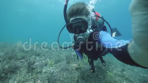 赛尔夫肖像视频一男潜水员在海底游泳视频的预览图