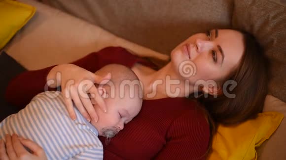 小宝宝在妈妈身上睡着了妈妈照顾她儿子视频的预览图
