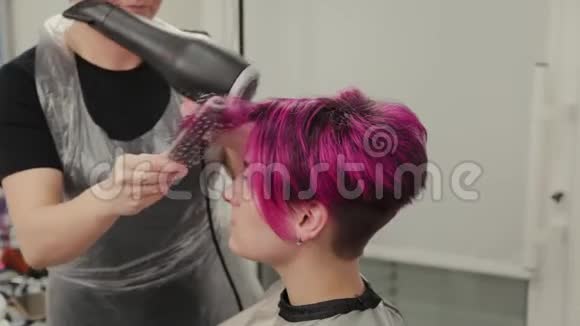 专业理发师女造型少女染发后视频的预览图