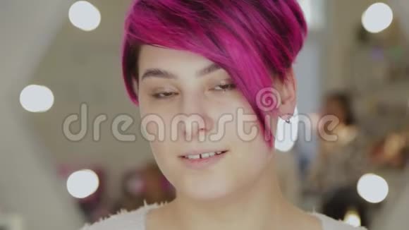 一位留着红色头发的女人在美容院的美丽肖像视频的预览图