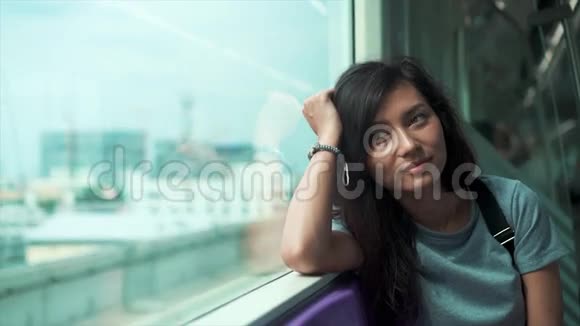 坐地铁旅行的漂亮姑娘视频的预览图