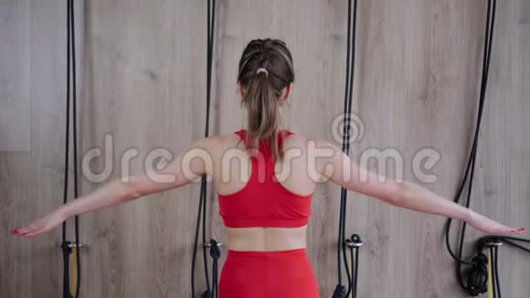 女孩练习瑜伽体式双手在背后伸展自己视频的预览图