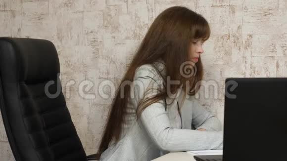 漂亮的商务女性正在办公室里处理文件自由商业女性在她的工作场所年轻女孩视频的预览图