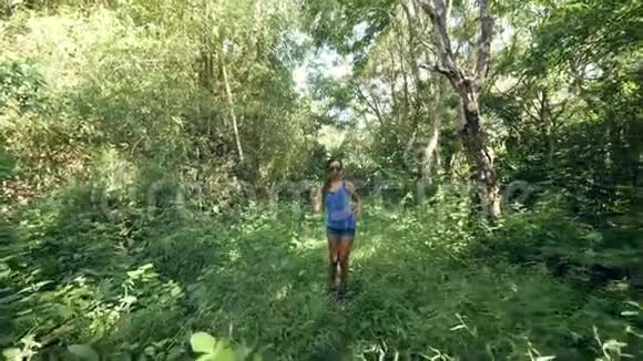 漂亮的年轻女孩在丛林中跳舞享受自由和幸福视频的预览图