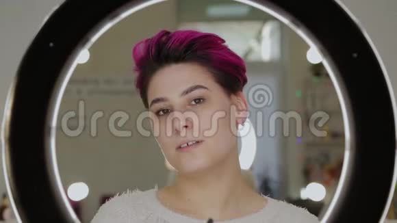 一位留着红色头发的女人在美容院的美丽肖像视频的预览图