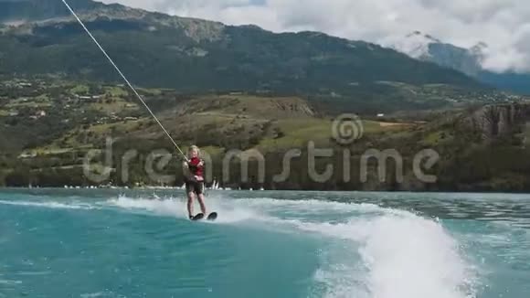 带山的湖上滑水度假的水上滑雪夏季活动视频的预览图