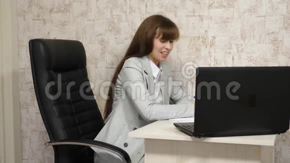 漂亮的商务女性在办公室说话自由商业女性在她的工作场所在办公室工作的年轻女孩视频的预览图
