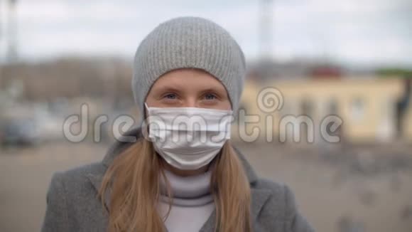 戴防护面罩的妇女肖像视频的预览图