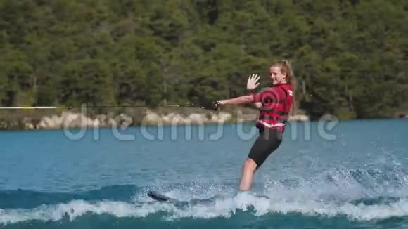 滑水的快乐情绪滑水的暑假活动假期视频的预览图