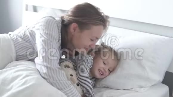 妈妈和小女儿早上在床上醒来视频的预览图