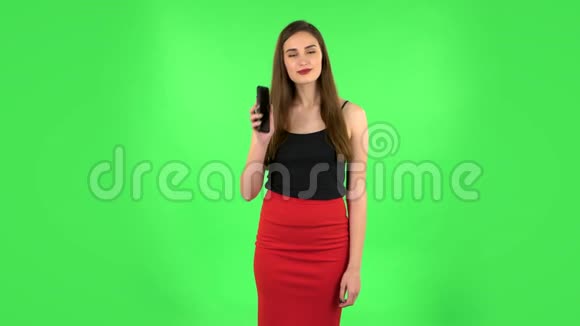 女孩为手机说话的肖像绿色屏幕视频的预览图