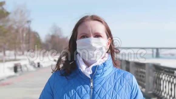 一个戴着防护面具的女孩在街上预防和保护生命健康安全冠状病毒N1H1视频的预览图