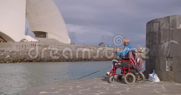 残疾人坐轮椅钓鱼的渔夫视频的预览图