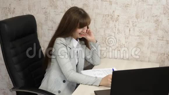 漂亮的商务女性在办公室说话自由商业女性在她的工作场所在办公室工作的年轻女孩视频的预览图