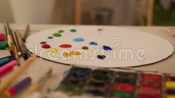 美术用品水彩丙烯酸颜料调色盘视频的预览图