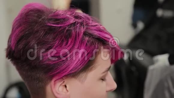 专业理发师女造型少女染发后视频的预览图